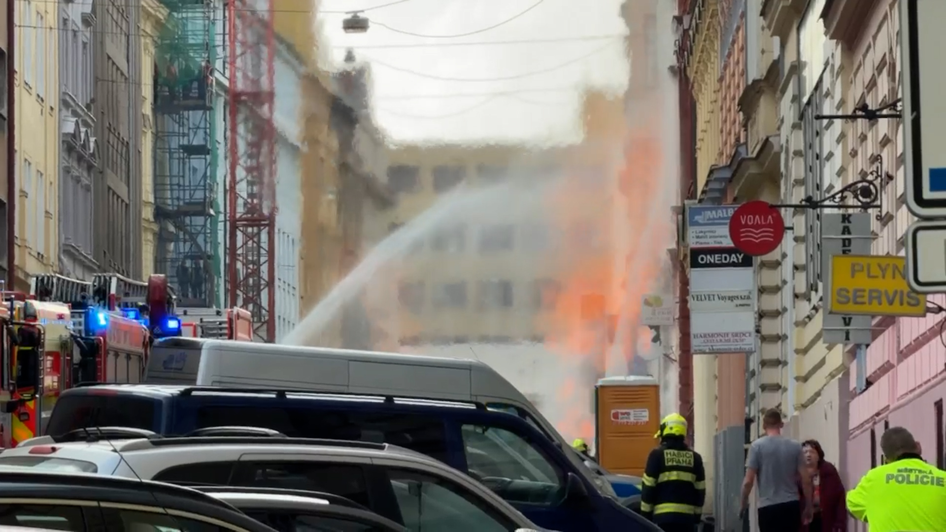 Požár plynu v Praze na Letné. Z potrubí šlehají obrovské plameny, hasiči evakuují okolí