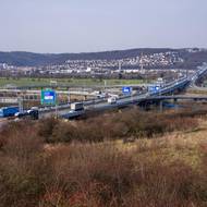 Výhled na Pražský okruh a obrovskou mimoúrovňovou křižovatku.