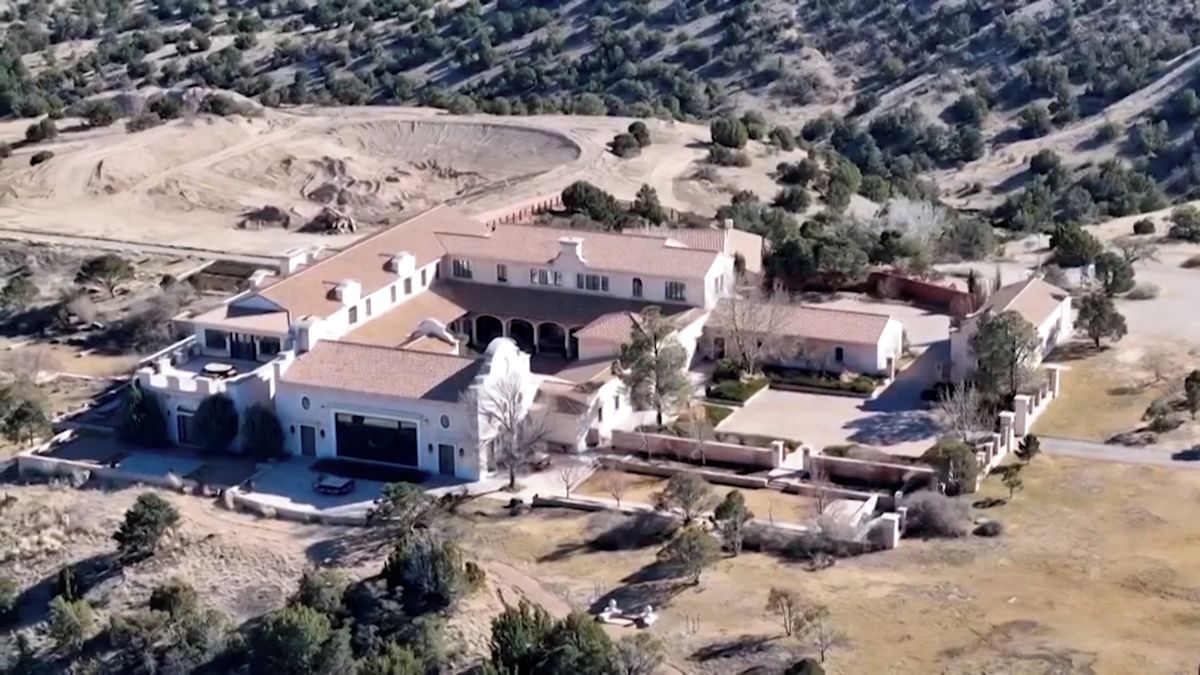 Bývalý Epsteinův ranč pohledávají vyšetřovatelé. Prověřují tvrzení o pohřbených dívkách