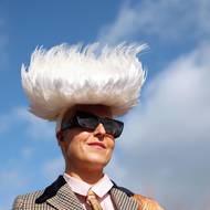 Některé fascinátory přítomných dam nešlo přehlédnout. 