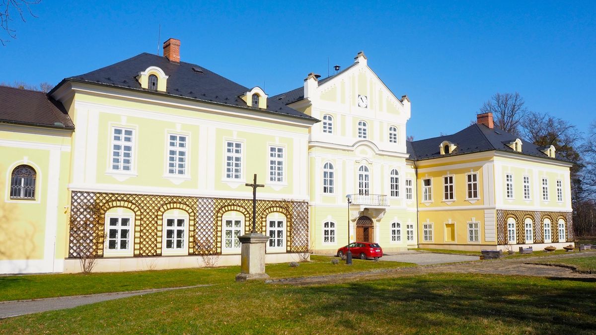 Turisté objevují zámek Nová Horka. Láká je tam i márnice