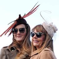 Ozdobám kralovalo peří, krajka i síťka.