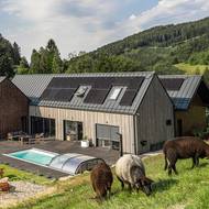Obyvatelé domu mají k dispozici rozlehlou terasu s bazénem.