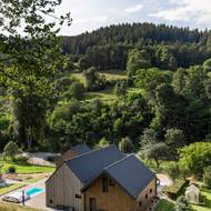 Při pohledu ze zadní části domu vyniknou tvary stavby.