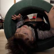 Dianka je podle rodičů hravé a zvídavé dítě.