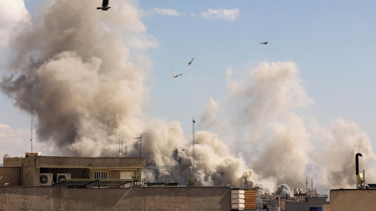 Centrem Teheránu otřásly mohutné exploze