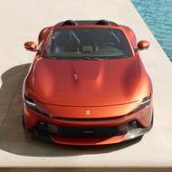 Ferrari Amalfi Spider v barvě červené Tramonto