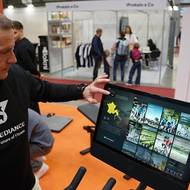 Šéf českého a slovenského zastoupení Speediance Leoš Podhrázký na pražském výstavišti ukazuje, jak snadné je cyklotrenažér nastavit.