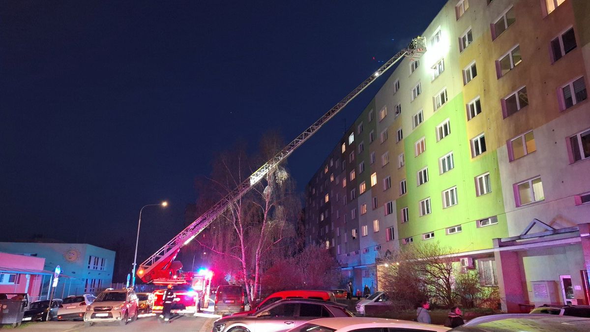 Hasiči bleskově zkrotili požár v panelovém domě v Olomouci