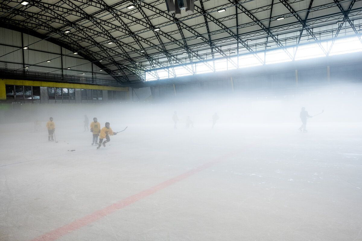 Hokejisté na kroměřížském stadionu nevidí přes mlhu na puk. Město už ví, jak se jí zbavit