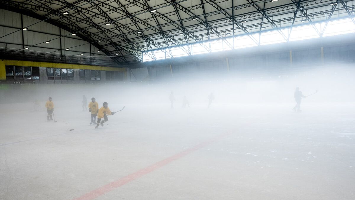 Hokejisté na kroměřížském stadionu nevidí přes mlhu na puk. Město už ví, jak se jí zbavit