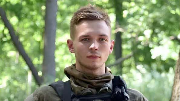 Hodil granát, pak ho zasáhl nepřítel. Dvaadvacetiletý Čech Karel padl před třemi lety u Bachmutu