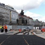 Koleje jsou již položeny i pod Wilsonovou ulicí, začínají se přibližovat k soše sv. Václava. 