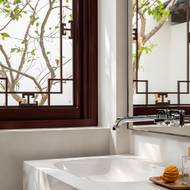 Zajímavé je sledovat nejrůznější detaily. Povšimněte si například řešení baterie a zrcadla za ní.