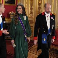 Večer to velmi slušelo i princezně Kate, která zvolila tmavě zelené šaty od designéra Andrew Gn z kolekce podzim/zima 2021.