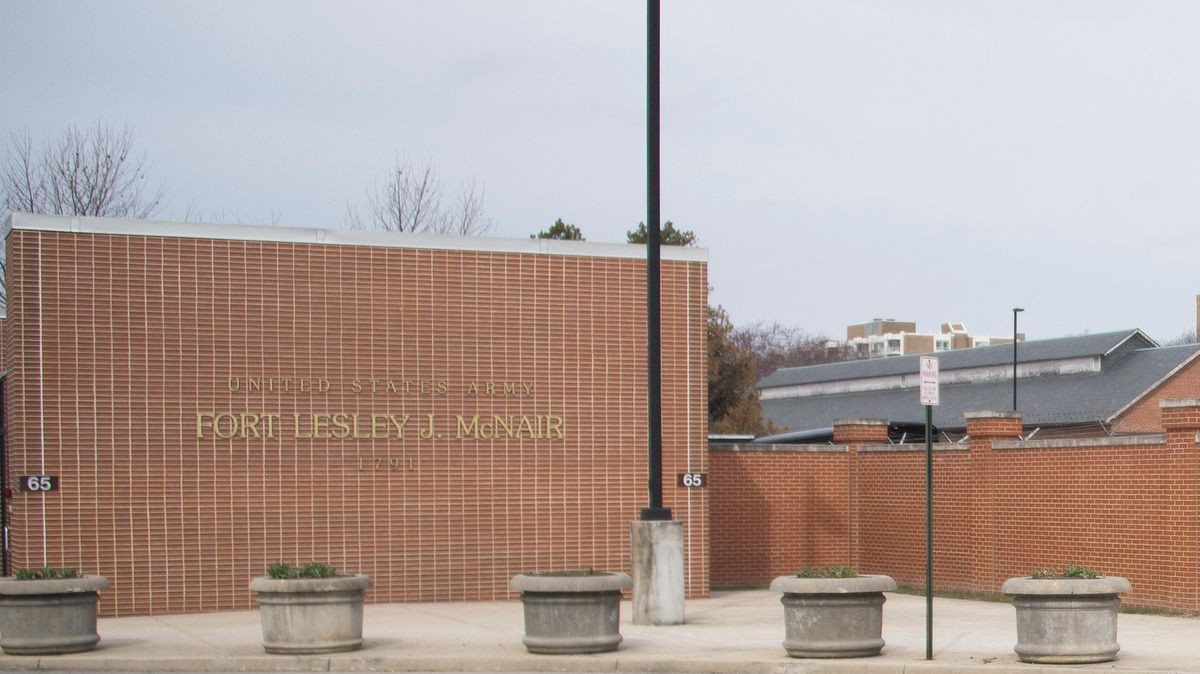 Nad vojenskou základnou ve Washingtonu detekovali několik dronů. Nikdo neví, odkud jsou