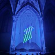 Kouzlo uranového skla v bývalém františkánském klášteře.