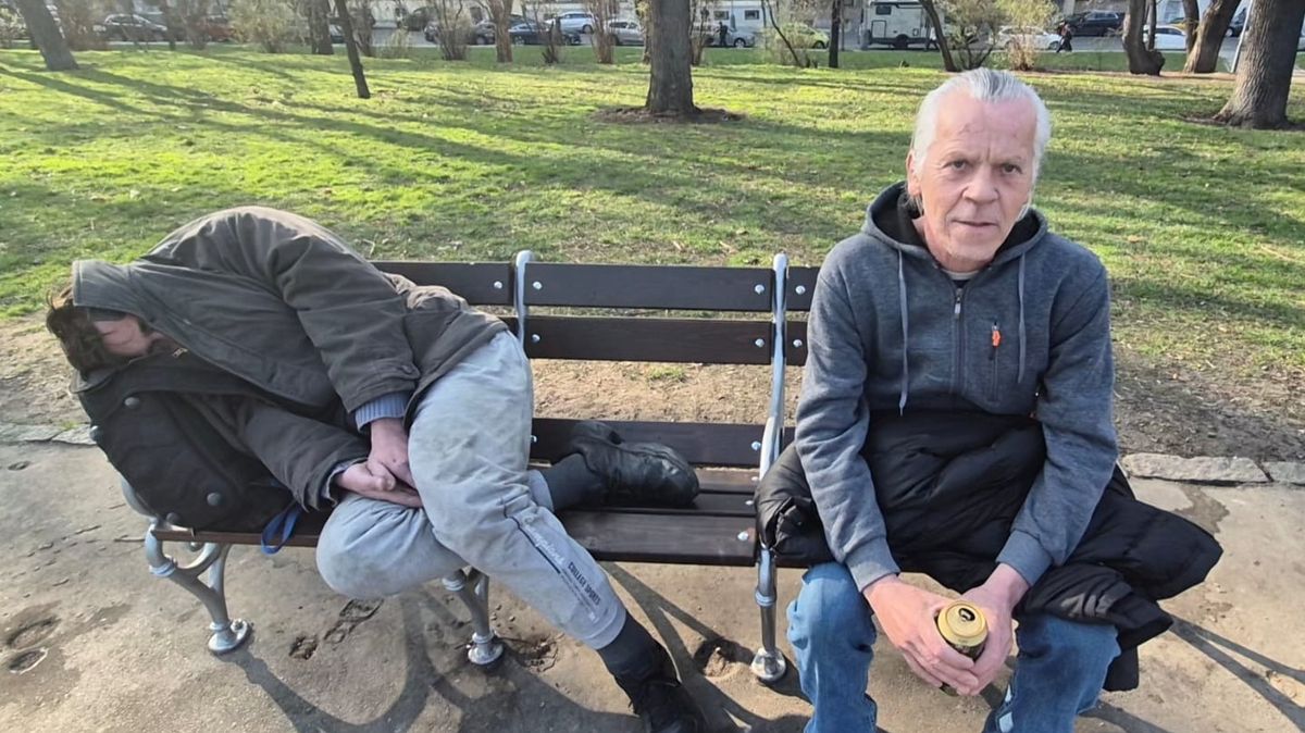 Do pražského „Sherwoodu“ se po opravách vrátila část laviček. Dá se na nich hůře polehávat