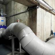 Potrubí, kterým se čerpá voda po skončení deště