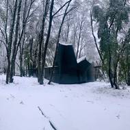 Jde o tvarově velmi nevšední dům. 