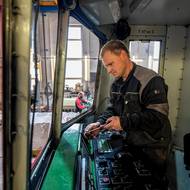 Řídící kabina lokomotivy. Tolik odlišná od moderních „kokpitů“. 