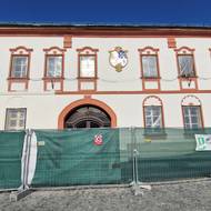 Stará radnice ve Žďáru nad Sázavou prochází velkou rekonstrukcí, změní se i barva fasády.