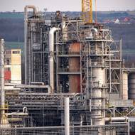 Rafinérie vyrábí benzíny, naftu, letecký petrolej, LPG, topné oleje, asfalt, suroviny pro výrobu mazacích olejů atd.