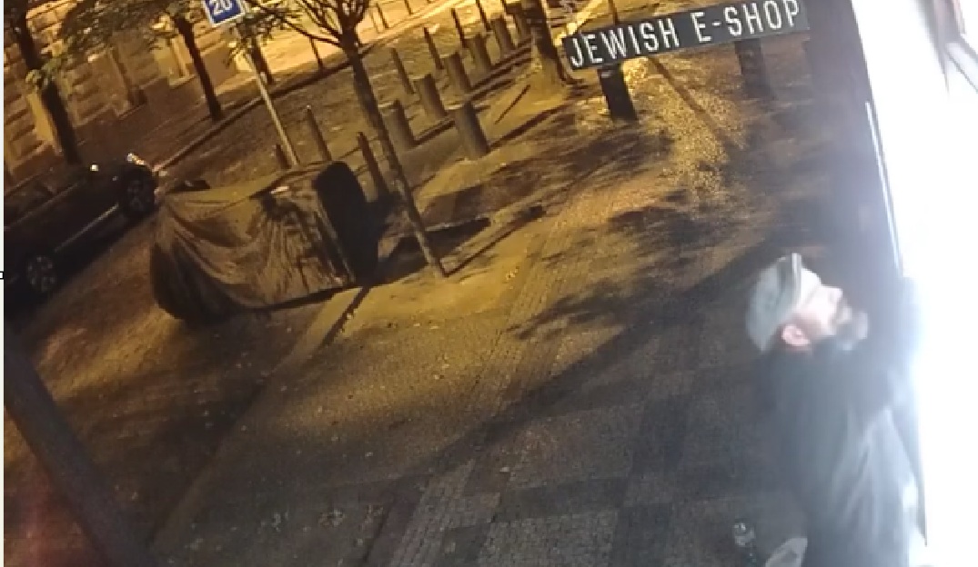Người đàn ông đã nhiều lần xâm phạm cửa hàng người Do Thái và đã bị cảnh sát truy lùng