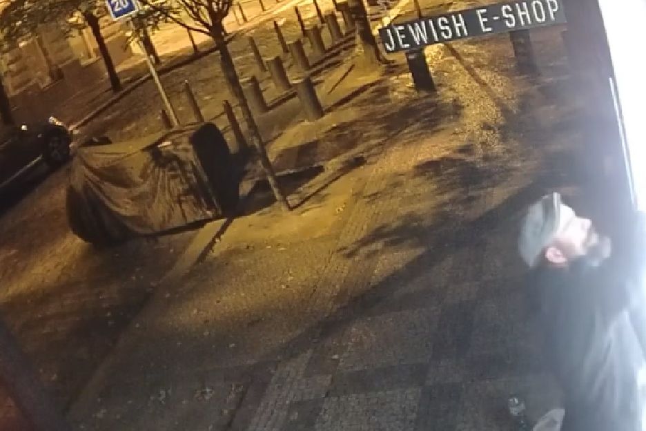 Opakovaně psal nenávistné nápisy na výlohu židovského obchodu v Praze. Dostal prospěšné práce
