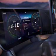 Nový je digitální přístrojový štít, systém infotainmentu a vylepšením prošel také audiosystém.