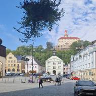 Pohled na zámek z náchodského Masarykova náměstí.