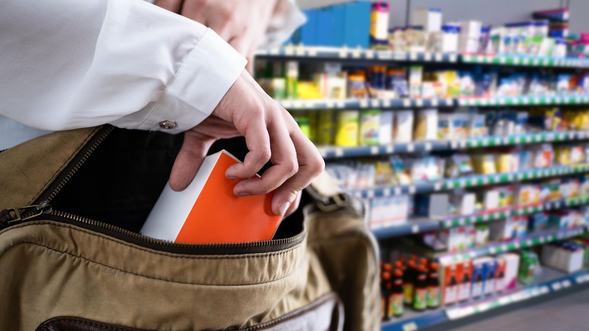 Řetězec supermarketů v Británii zakázal pracovníkům pod hrozbou výpovědi zasahovat proti zlodějům