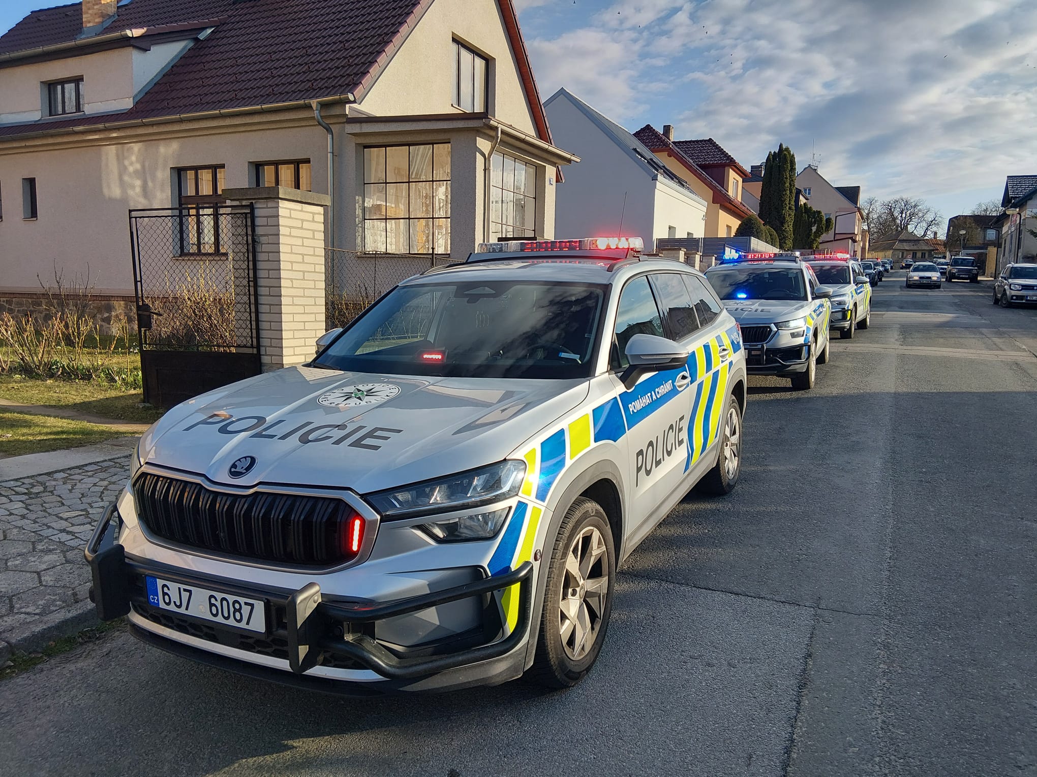 Manévry u školy v Humpolci. Policie prověřovala telefonát o muži se zbraní, který měl sedět v autě 
