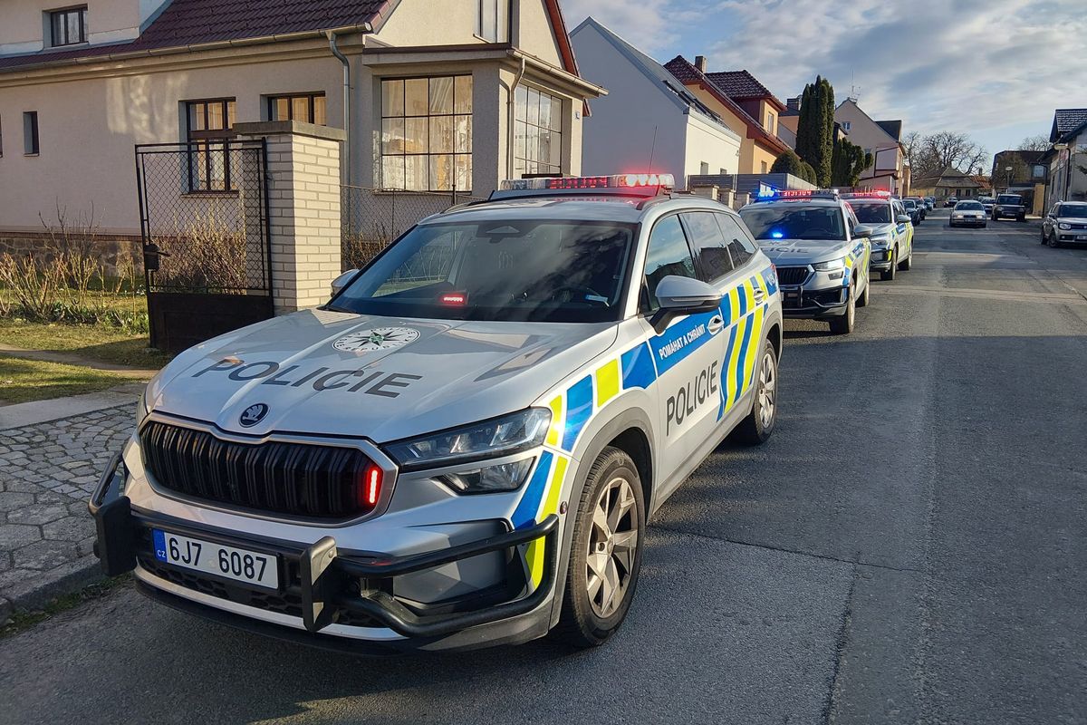 Manévry u školy v Humpolci. Policie prověřovala telefonát o muži se zbraní, který měl sedět v autě 