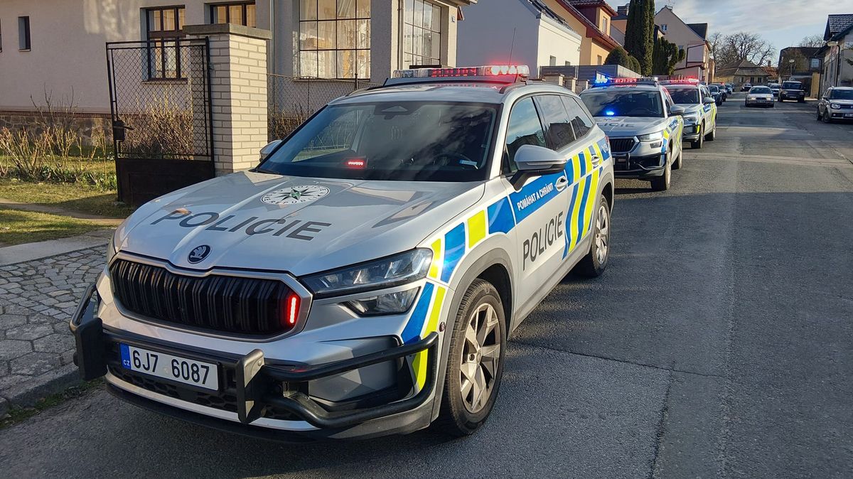 Manévry u školy v Humpolci. Policie prověřovala telefonát o muži se zbraní, který měl sedět v autě