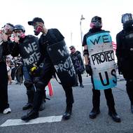 Demonstranti v LA se na střety s policií vybavili předem. 