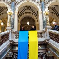 Vlajka visela na centrálním schodišti jen pár minut. 