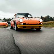 Porsche 911 S/T Sonderwunsch Camel GT Challenge po boku svého předobrazu.