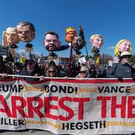 Zavřete je, hlásal jeden z transparentů.