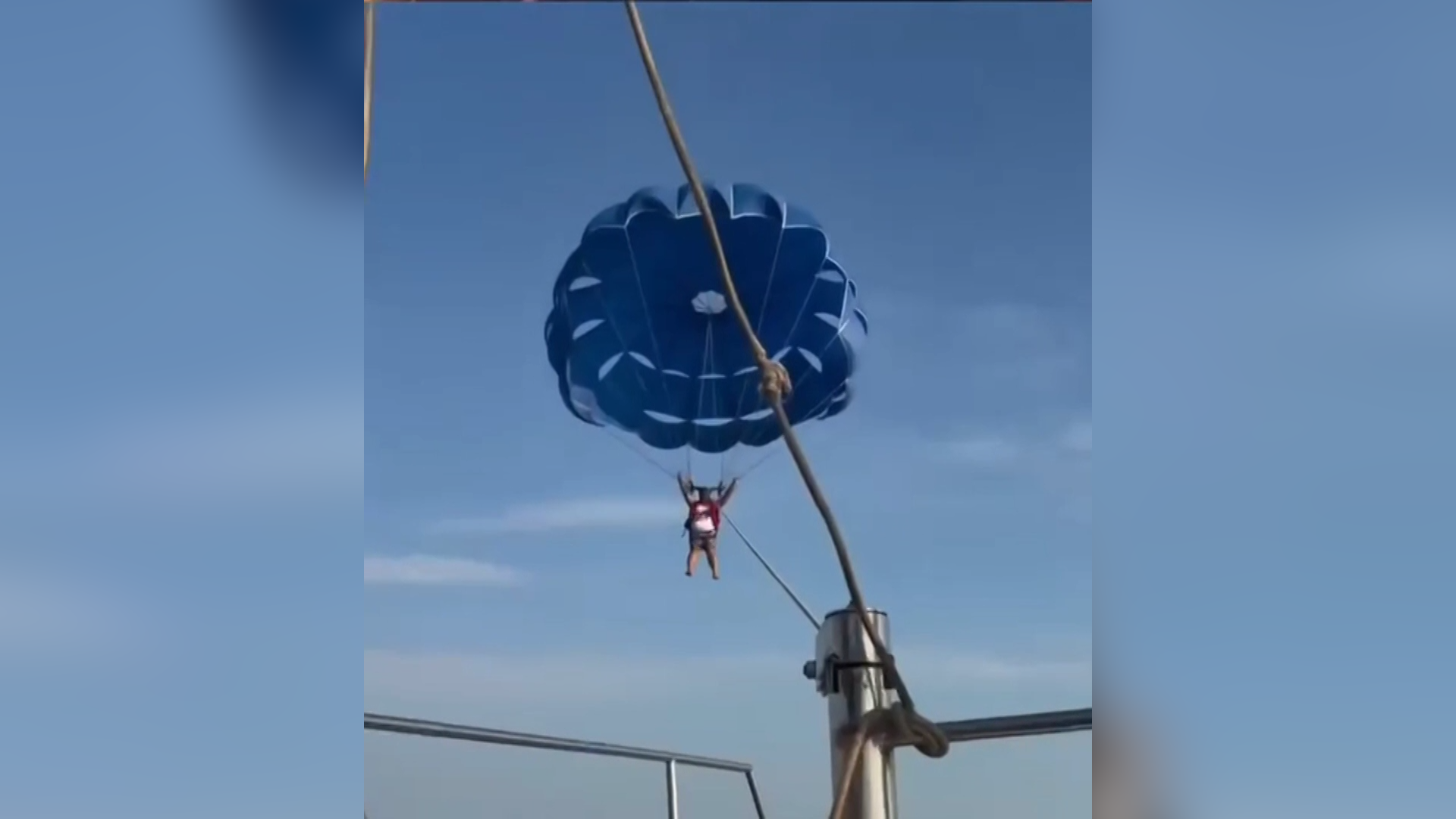 Parasailing se škaredě zvrhnul. Turistovi se za letu přetrhlo lano a spadnul do moře