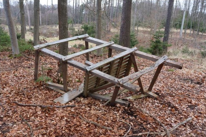 Myslivcům v Chotěboři někdo zničil devět posedů. Vyřádil se na nich zřejmě traktorem