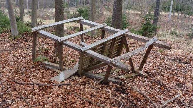 Myslivcům v Chotěboři někdo zničil devět posedů. Vyřádil se na nich zřejmě traktorem