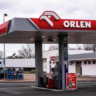 Kvůli vyšším cenám je u červenobílých čerpacích stanic volněji.