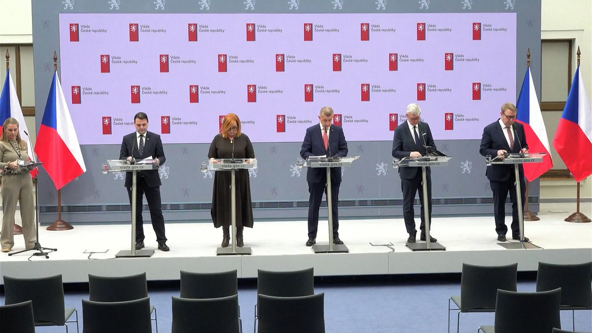 Tisková konference po jednání vlády o cenách pohonných hmot