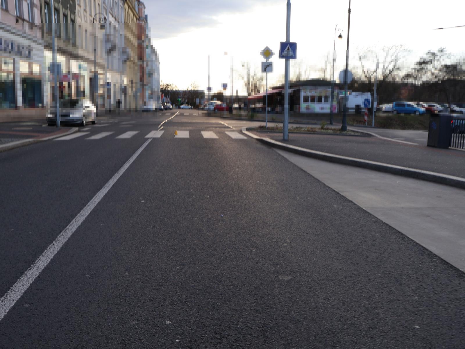 Srazil chodce na přechodu a ujela. Policie ve Varech hledá svědky