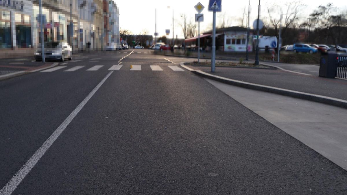 Srazil chodce na přechodu a ujel. Policie ve Varech hledá svědky