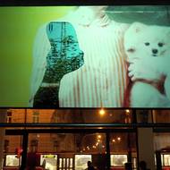 Skrz vyříznuté otvory návštěvníci sledují projekce skutečných míst, odkud záběry pocházejí.