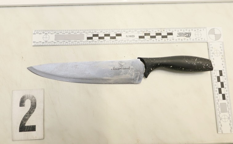 Agresivního prodejce na Chomutovsku vytočily prošlé potraviny, na inspektora vytáhl nůž