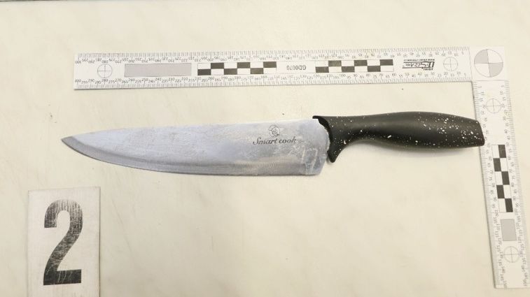 Agresivního prodejce na Chomutovsku vytočily prošlé potraviny, na inspektora vytáhl nůž