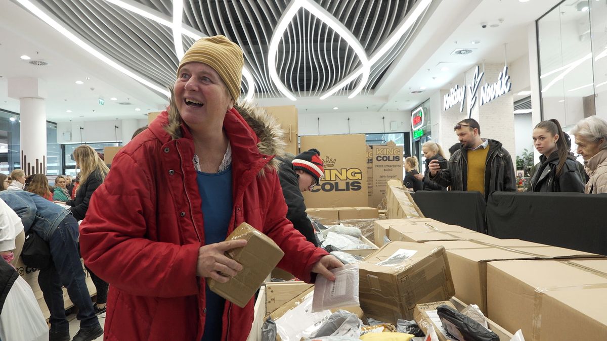 Do Prahy se vrátil obchod se ztracenými zásilkami. Lidé opět za neznámě předměty utrácí tisíce